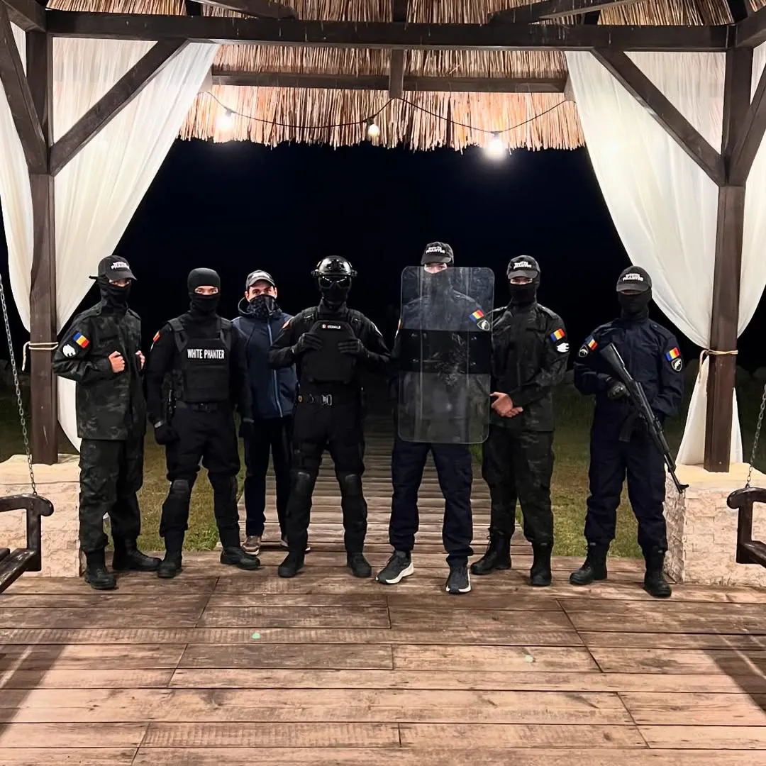 Costume spectaculoase dans